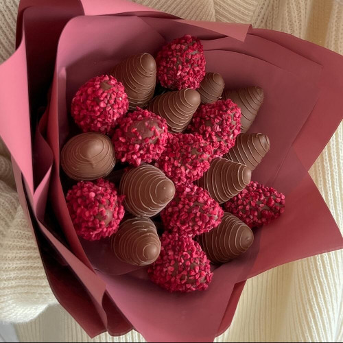 Букет вкусной клубники в шоколаде в обсыпке из сушеной малины