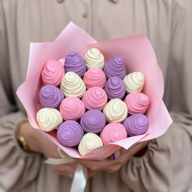 Букет из клубнички в розово-сиреневой гамме