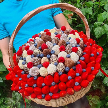 Сладкая ягодная корзина с бельгийским шоколадом Barry Callebaut
